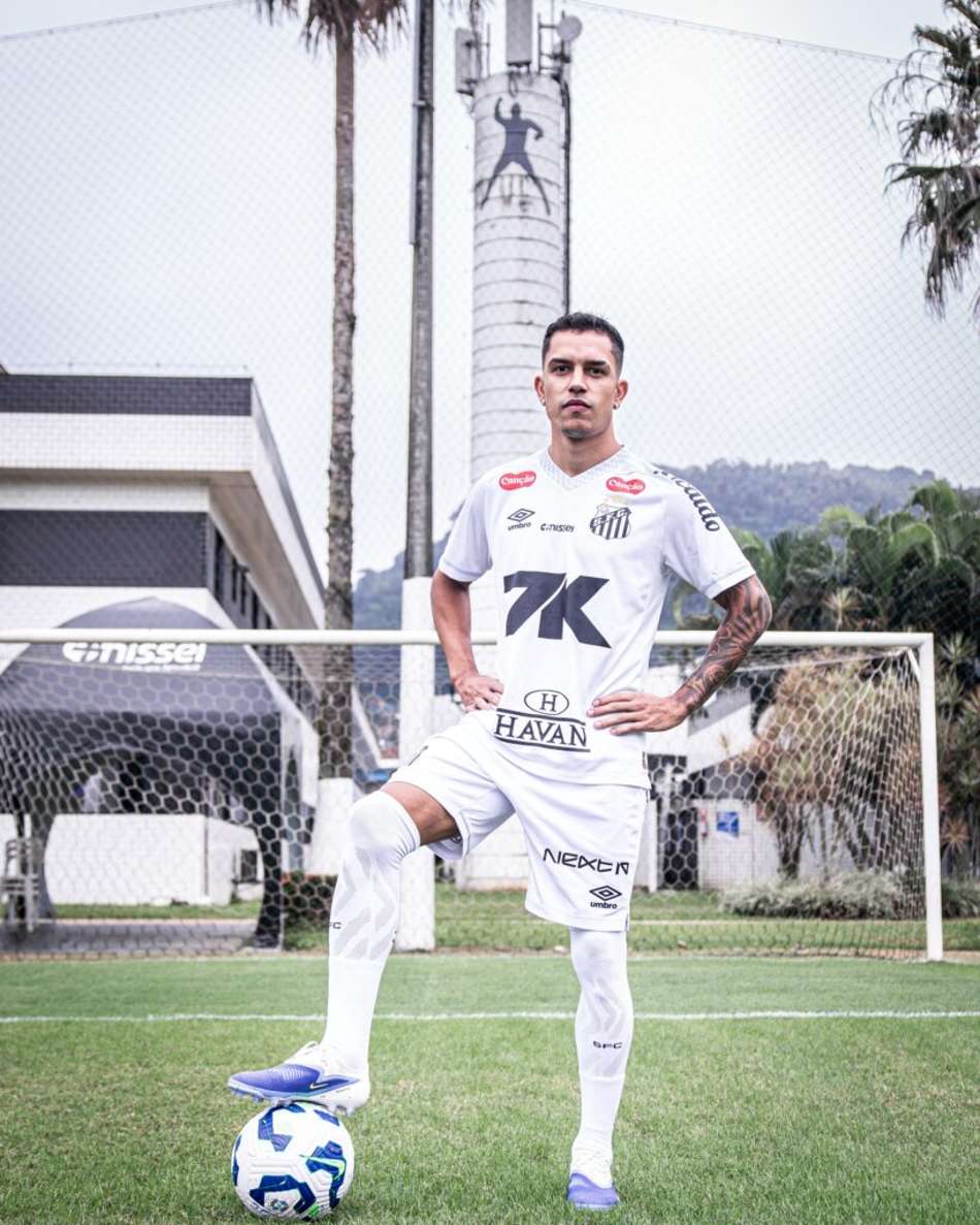 Igor Vinícius chega ao Peixe com contrato até 30 de junho de 2028 (Foto: Raul Baretta/ Santos FC)