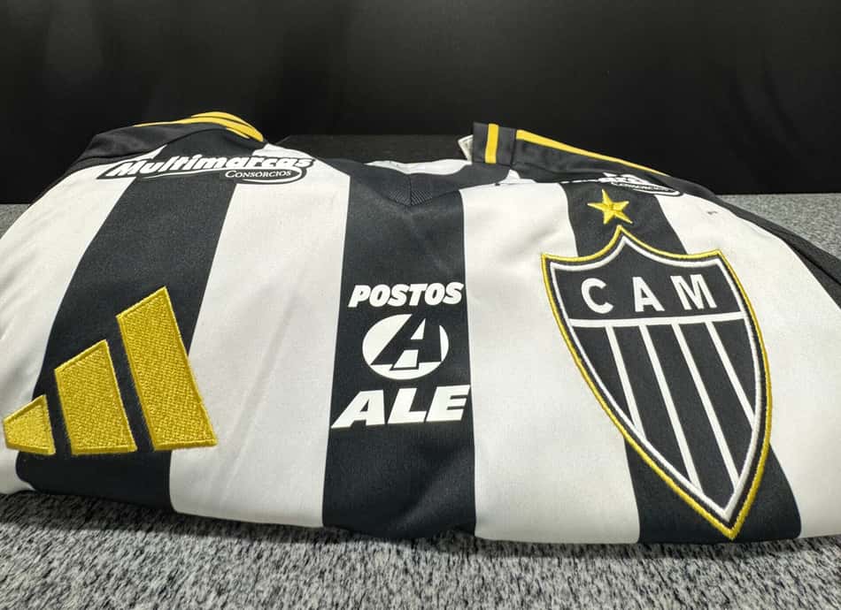 Camisa com o novo patrocínio  do Atlético-MG