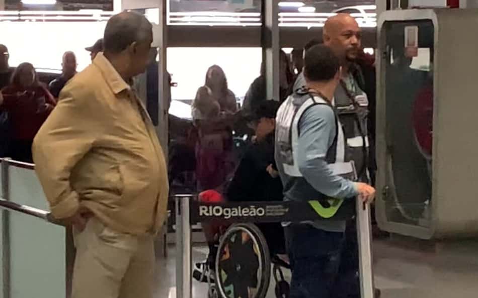 Pulgar aparece em cadeira de rodas no desembarque do Flamengo