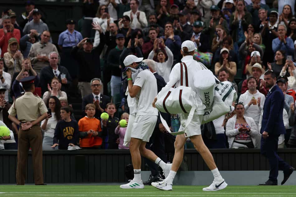Grigor Dimitrov deixa a quadra antes de abandonar a partida contra Jannik Sinner em Wimbledon (foto: Adrian Dennis / AFP)