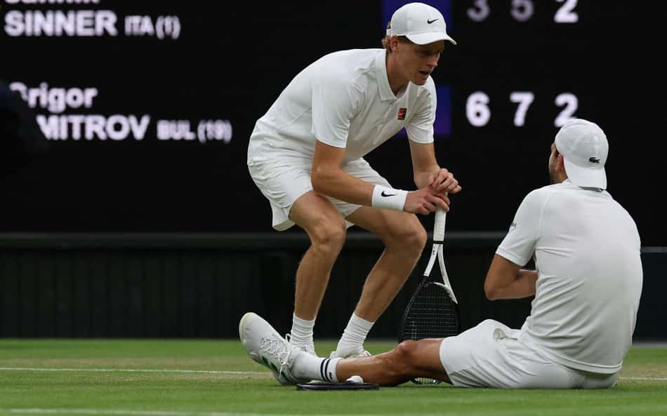 Dimitrov se retira por lesão após 2 sets a 0 e Sinner vai às quartas de Wimbledon