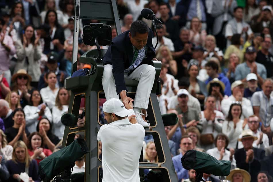 Grigor Dimitrov recebe tratamento médico antes de abandonar a partida contra Jannik Sinner em Wimbledon (foto: Adrian Dennis / AFP)