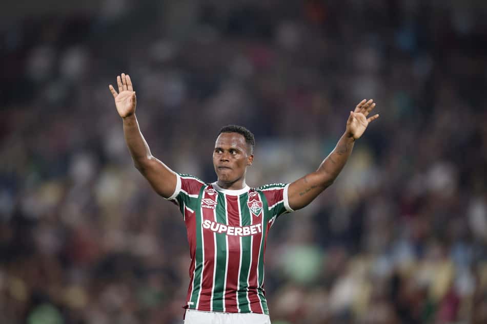 Jhon Arias se despede do Fluminense após a partida contra o Cruzeiro