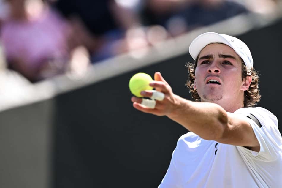 João Fonseca na partida contra Nicolas Jarry pela terceira fase em Wimbledon (foto: Kirill KUDRYAVTSEV / AFP)