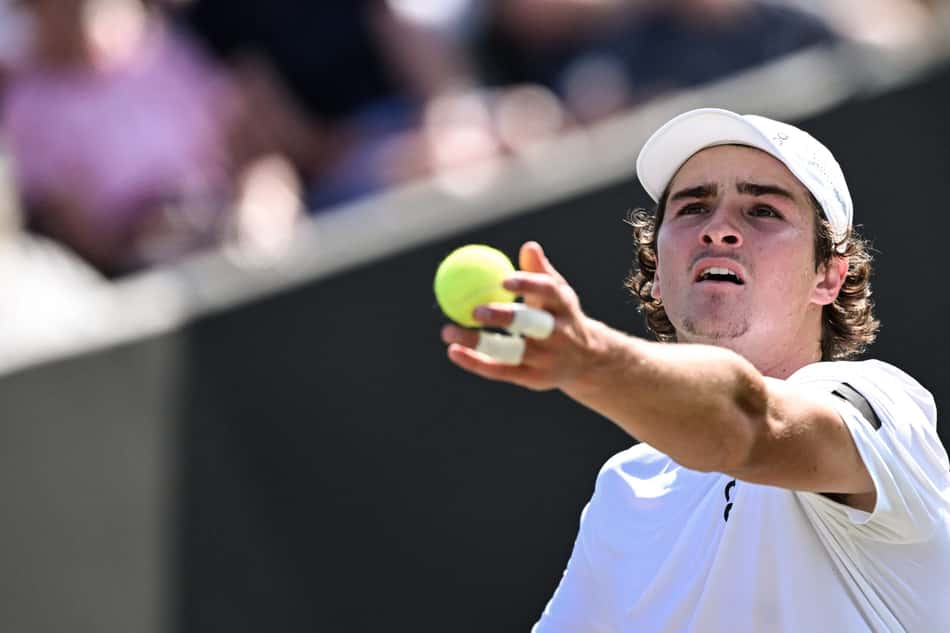 João Fonseca na partida contra Nicolas Jarry pela terceira fase em Wimbledon (foto: Kirill KUDRYAVTSEV / AFP)