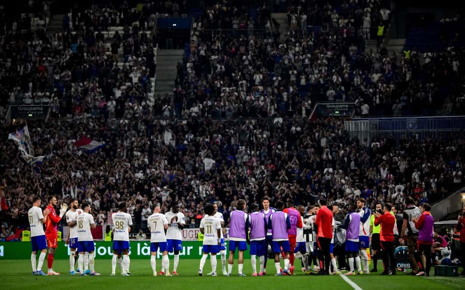 Jogadores do Lyon com a torcida ao fim do jogo contra o Angers, pela Ligue 1