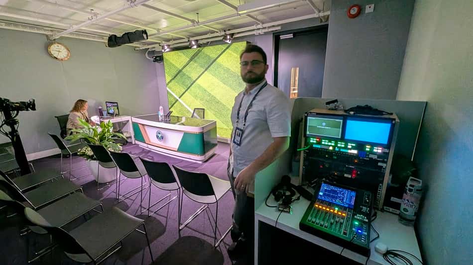 O engenheiro de som Jonathan Maia em seu trabalho em Wimbledon (Divulgação)