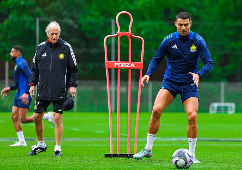 Jorge Jesus observa Cristiano Ronaldo em treino do Al-Nassr