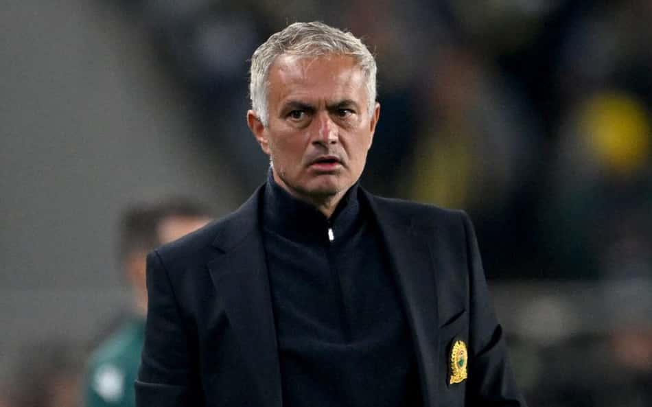 José Mourinho em ação no jogo entre Manchester United e Fenerbahçe pela Europa League (Foto: Ozan KOSE / AFP)