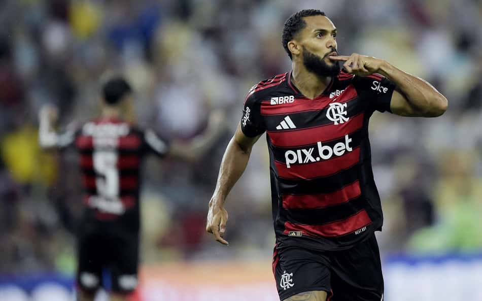 Juninho comemora o gol em Fluminense x Flamengo. (foto: Alexandre Loureiro/AGIF)