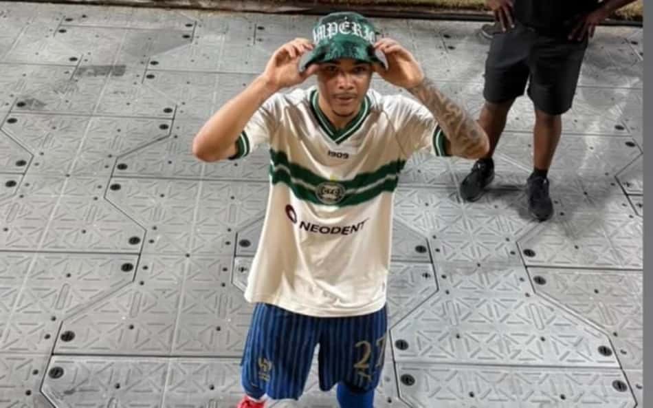 Kaio César veste a camisa do Coritiba após Al-Hilal eliminar o Manchester City no Mundial