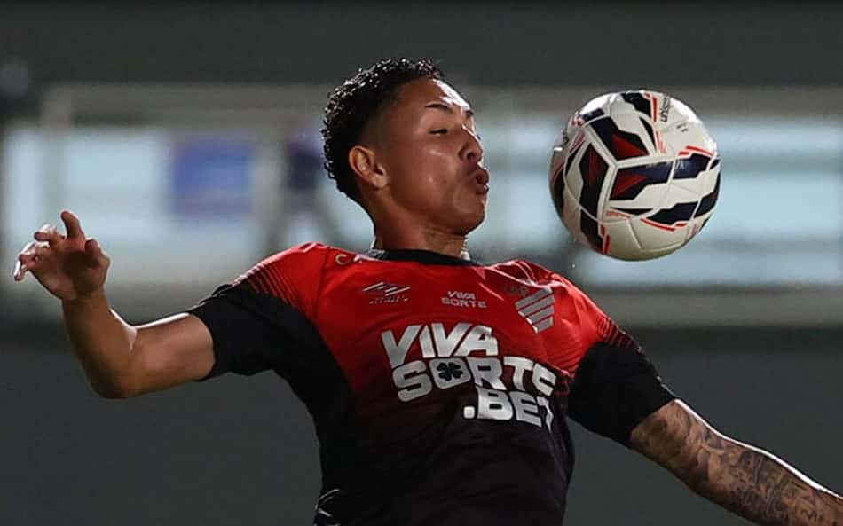 De reserva no sub-20 à titular na Série B, Kauã Moraes assume lateral do Athletico