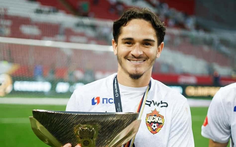 Ex-Athletico ergue a Supercopa da Rússia e celebra troféu pelo CSKA