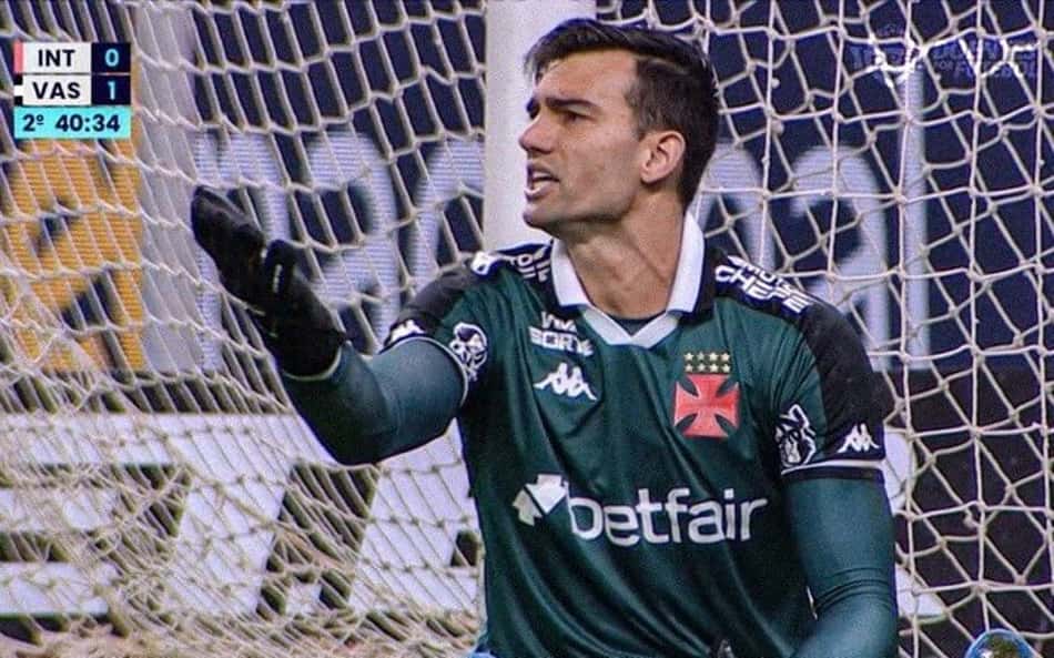 Leitura labial revela conversa de Léo Jardim com árbitro antes da expulsão