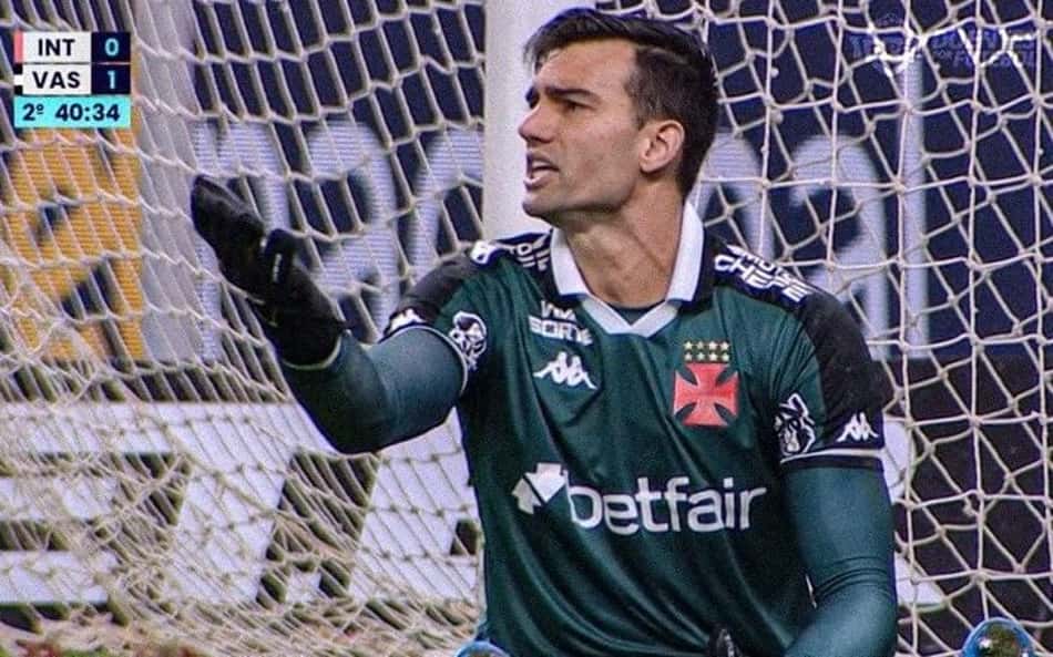 Vasco divulga laudo de Léo Jardim com lesão e contraria súmula de árbitro em expulsão