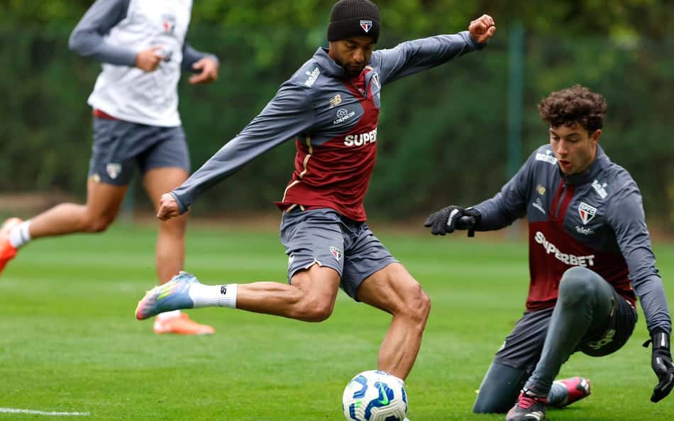 Lucas Moura e Ferreirinha participam de atividade com jovens da base do São Paulo
