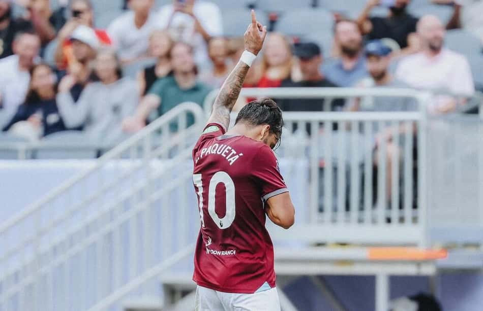 Lucas Paquetá comemora gol marcado pelo West Ham em amistoso contra o Everton