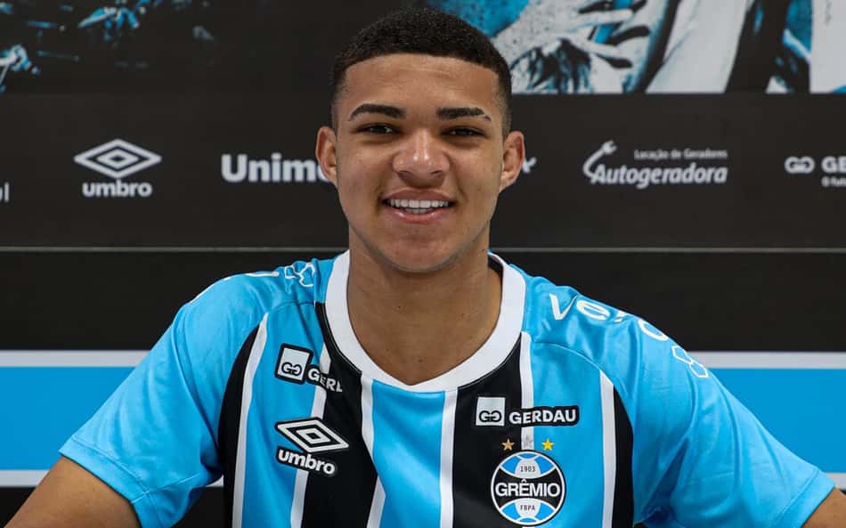 Grêmio renova contrato de zagueiro da base com multa rescisória de R$ 388 milhões