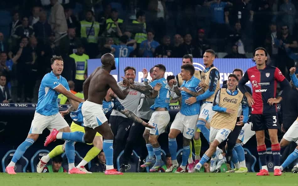 Lukaku comemora segundo gol do Napoli sobre o Cagliari pelo título do Campeonato Italiano