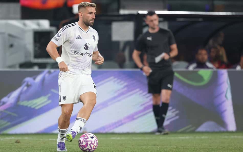 Luke Shaw em ação pelo Manchester United durante amistoso contra o West Ham