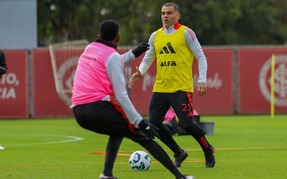 Roger Machado tem três nomes para a zaga do Internacional