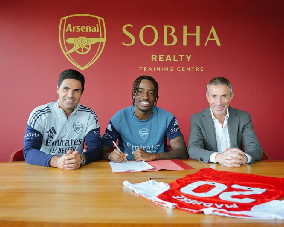 Madueke assinando pelo Arsenal (Foto: Reprodução/X)