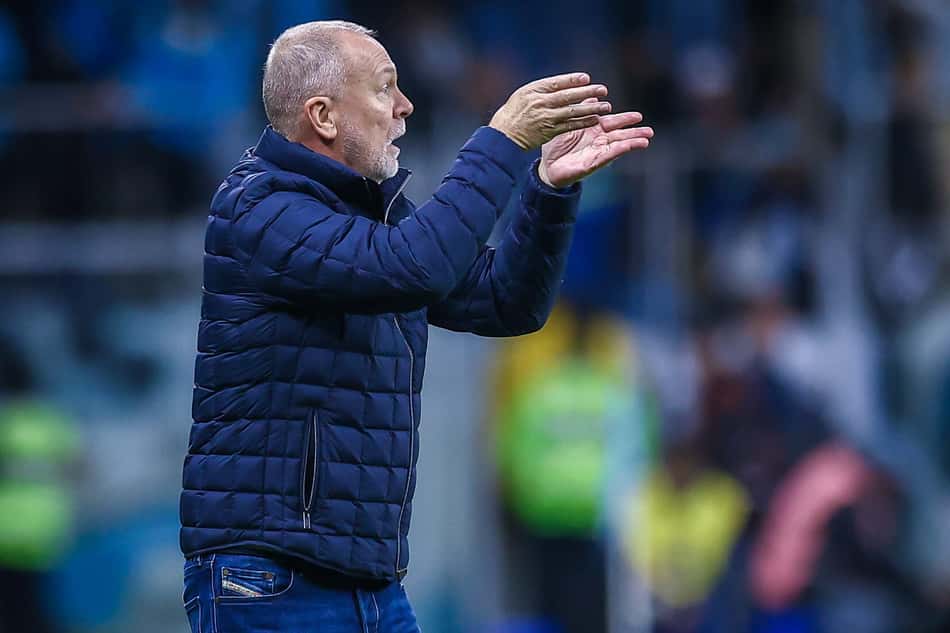 Mano Menezes orienta jogadores em jogo do Grêmio. (Foto: Lucas Uebel/Grêmio FBPA)