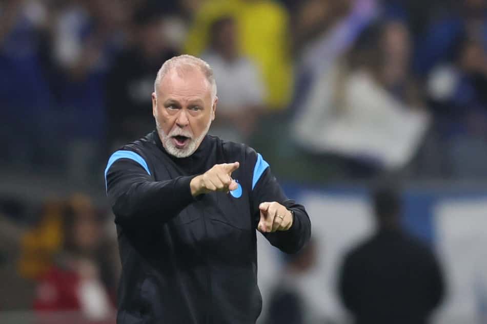 Mano Menezes gesticula durante a goleada sofrida pelo Grêmio para o Cruzeiro. (Foto: Gilson Lobo/AGIF)