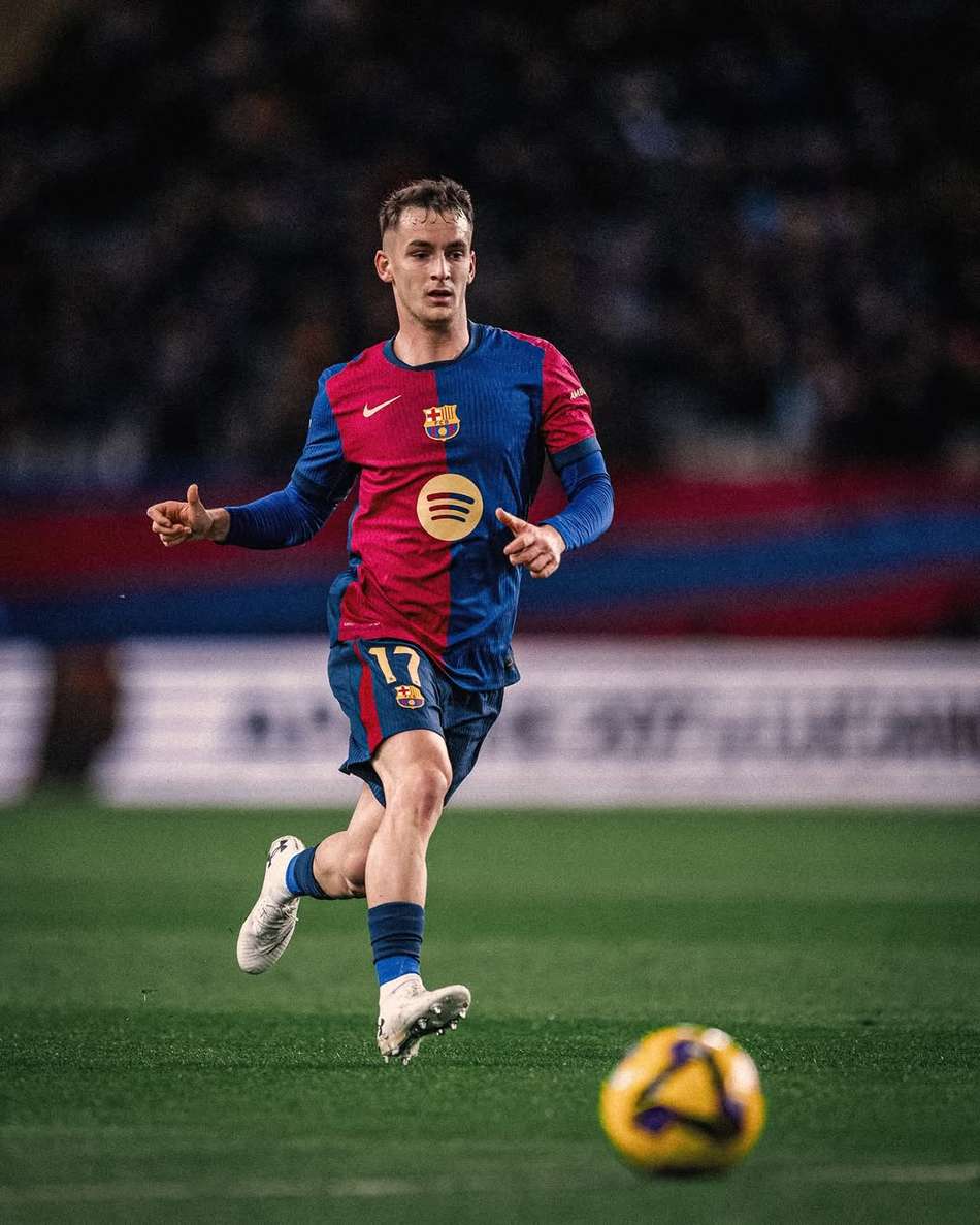 Marc Casadó em ação pelo Barcelona na temporada 2024/25 (Foto: Reprodução/Instagram) - mercado da bola