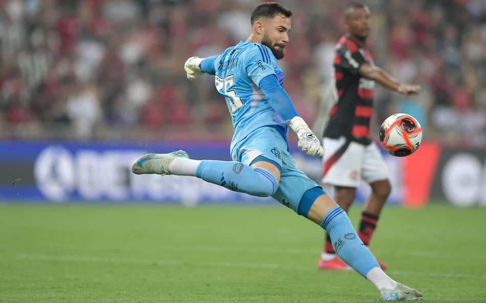 Matheus Cunha dá chutão na bola no clássico entre Flamengo e Botafogo