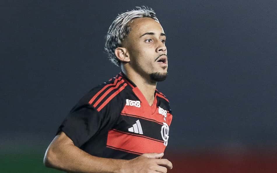 Matheus Gonçalves comenta possível saída do Flamengo após atuar no sub-20