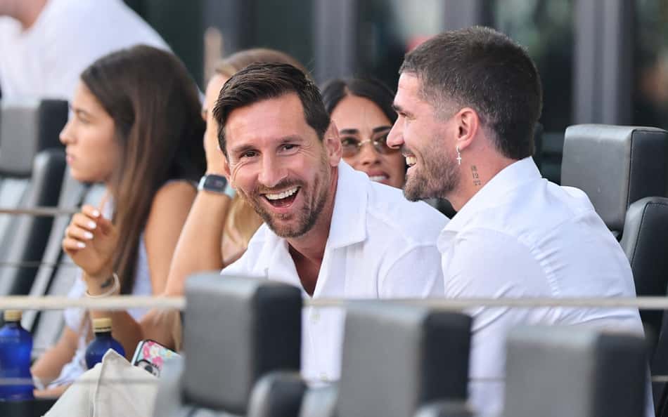 Messi sorri ao lado de De Paul durante jogo do Inter Miami, pela MLS