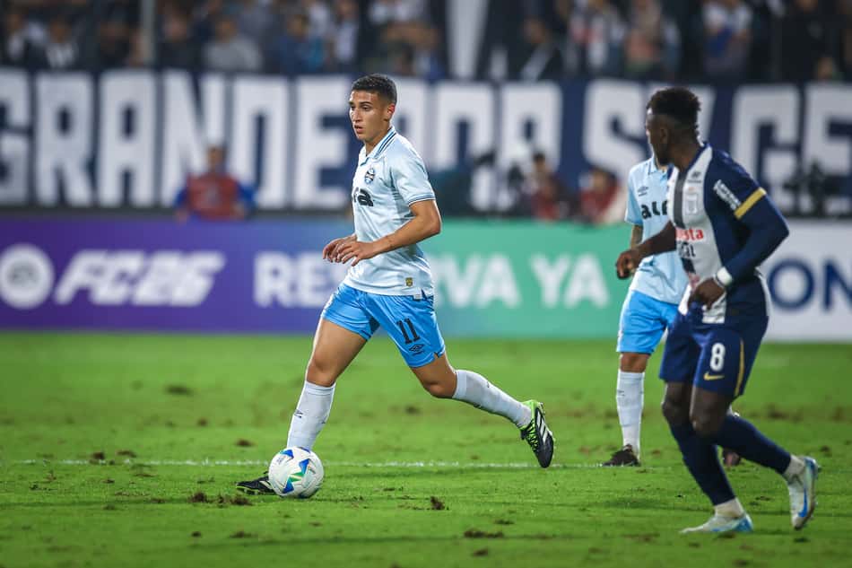 Monsalve com a bola na derrota do Grêmio para o Alianza Lima. (Foto: Lucas Uebel/Grêmio FBPA)