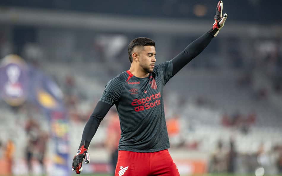 Mycael falha em derrota do Athletico e sofre vaias da torcida na Arena