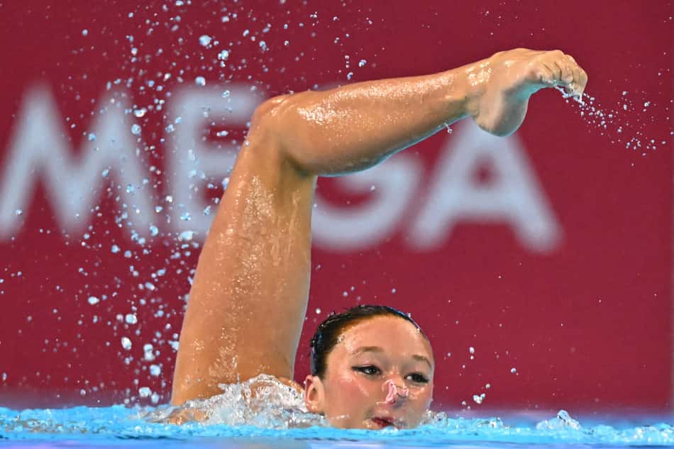Francesa Romane Temessek na competição de Nado Artístico no Mundial de Esportes Aquáticos 2025, em Cingapura (foto: MANAN VATSYAYANA / AFP)