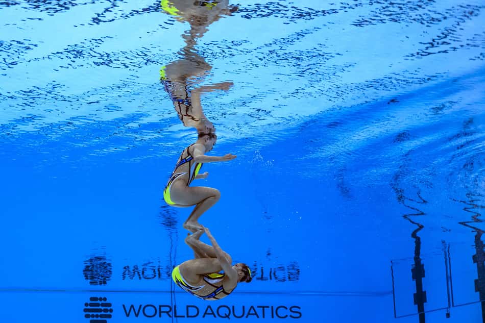Dupla japonsesa na competição de Nado Artístico no Mundial de Esportes Aquáticos 2025, em Cingapura (foto: François-Xavier MARIT / AFP)