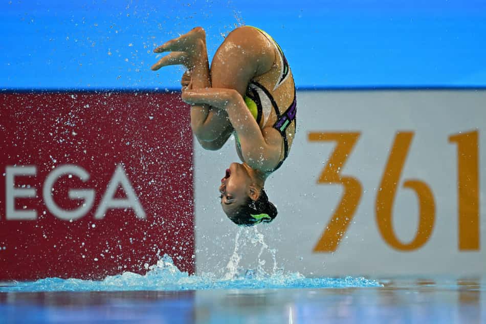 Dupla japonsesa na competição de Nado Artístico no Mundial de Esportes Aquáticos 2025, em Cingapura (foto: MANAN VATSYAYANA / AFP)