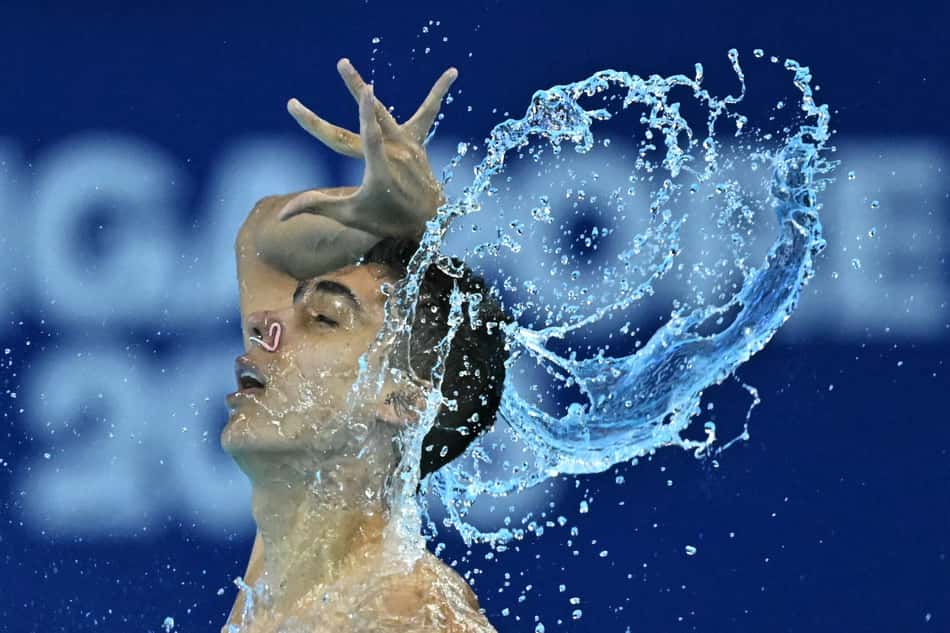 Mexicano Diego Villalobos Carrillo na competição de Nado Artístico no Mundial de Esportes Aquáticos 2025, em Cingapura (foto: MANAN VATSYAYANA / AFP)