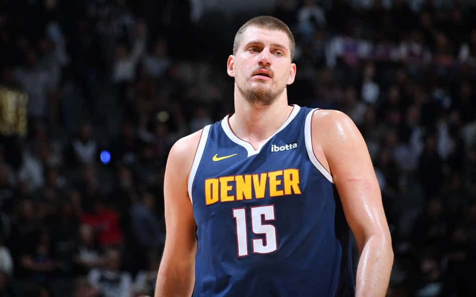 Jokic recebe presente inusitado em tour na China; veja vídeo