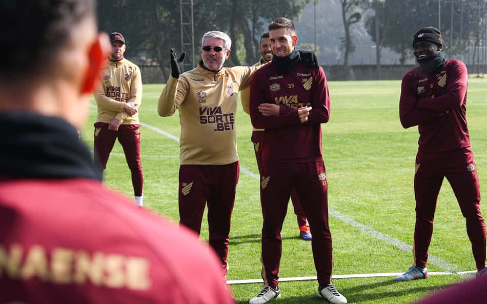 Técnico manda recado aos reforços após Athletico gastar R$ 38,7 milhões