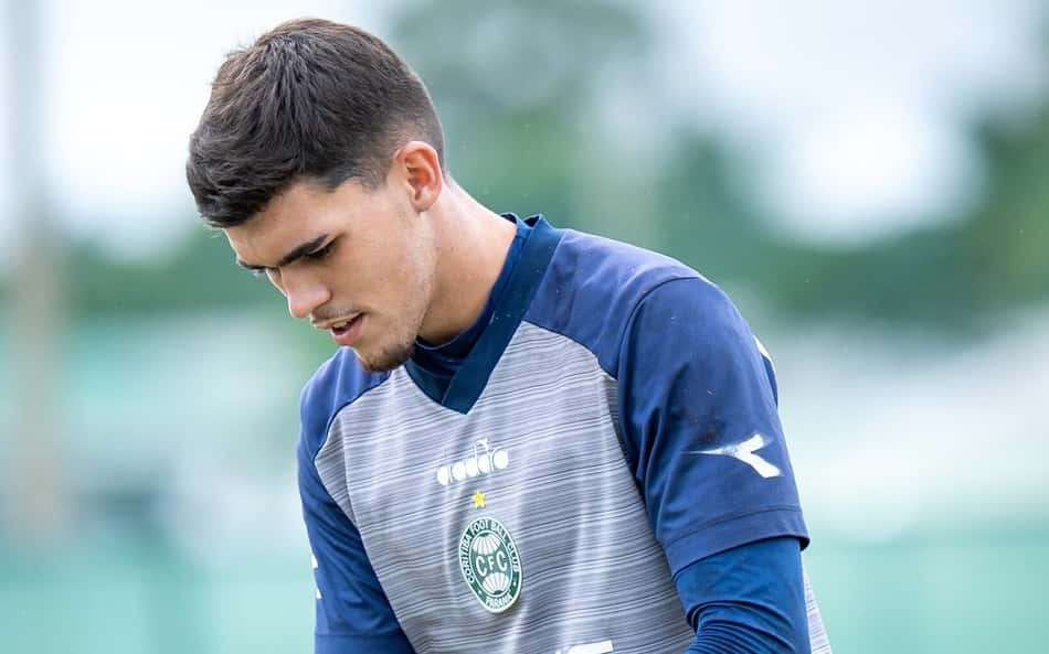 Técnico rasga elogios ao goleiro do Coritiba: 'Um dos melhores do mundo na idade dele'