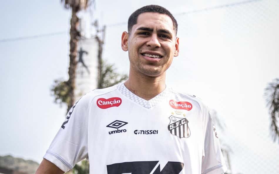 Gustavo Caballero é anunciado como novo reforço do Santos. (Foto: Divulgação/ Santos FC)