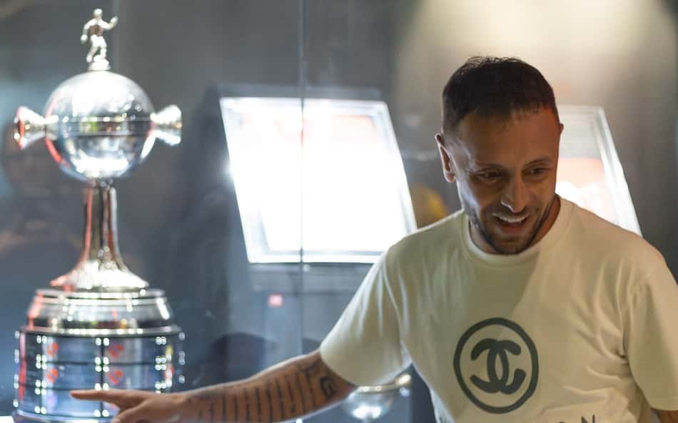 Rafinha visita sede do Flamengo com a família