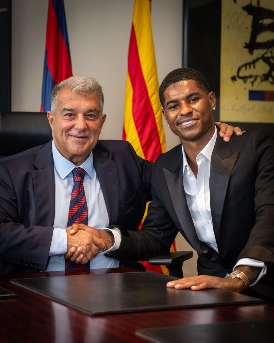 Rashford e Joan Laporta apertam as mãos na chegada do inglês no Barcelona