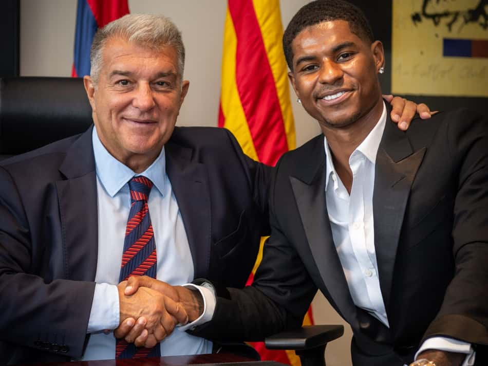 Rashford e Joan Laporta apertam as mãos na chegada do inglês no Barcelona