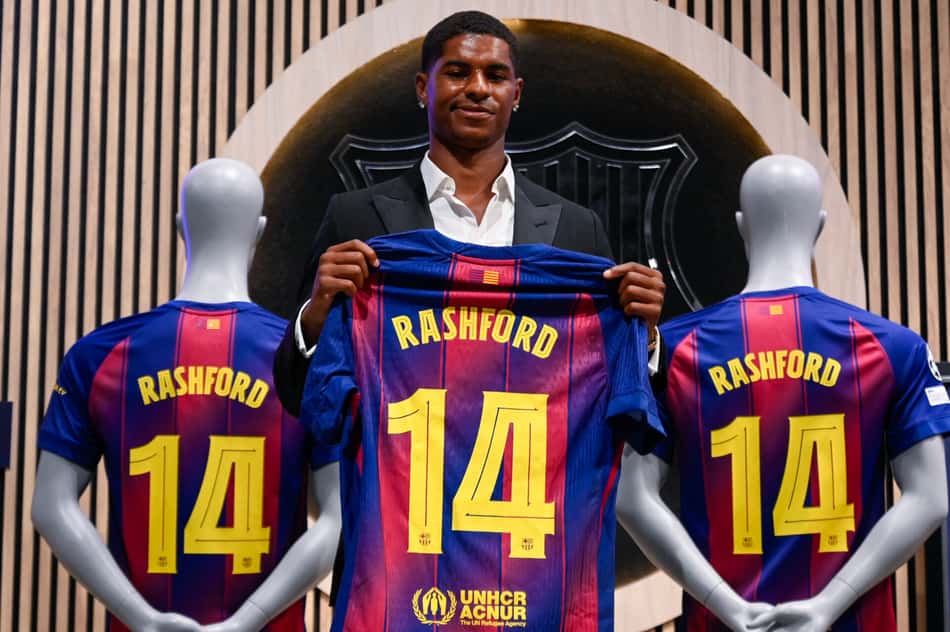 Rashford, ex-jogador do Manchester United, segura camisa do Barcelona durante apresentação como reforço do clube