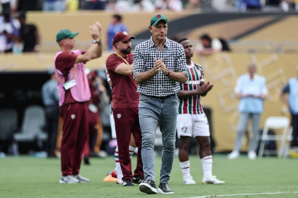 Renato Gaúcho aplaude torcida do Fluminense após derrota no Mundial de Clubes
