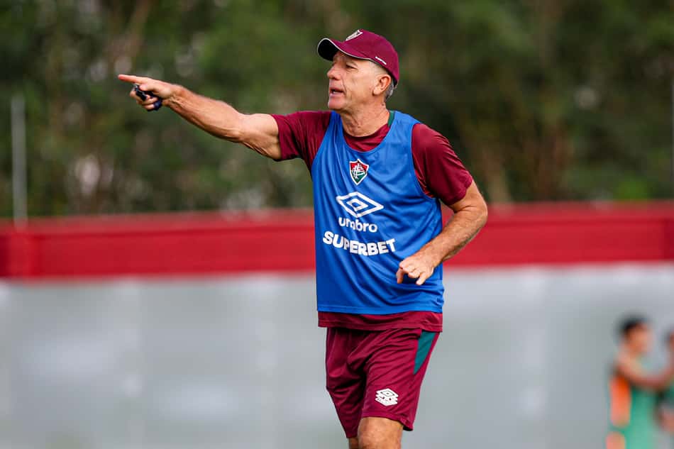 Renato Gaúcho orienta jogadores do Fluminense após a disputa do Mundial de Clubes