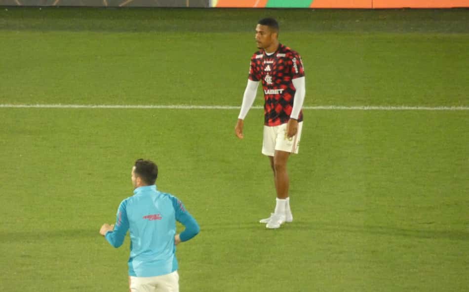 No banco do Flamengo, Samuel Lino 'pula' apresentação à torcida antes de possível estreia