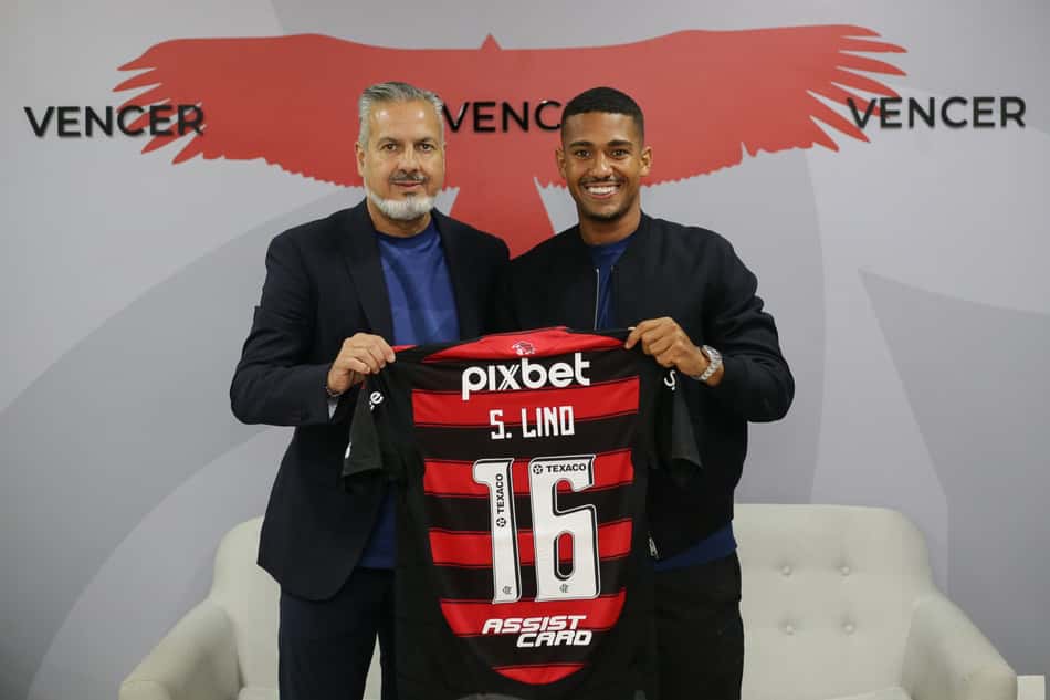 Samuel Lino ao lado de José Boto após deixar o Atlético de Madrid e assinar com o Flamengo